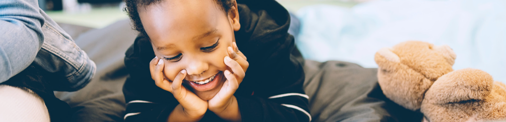 Enfant lit un livre