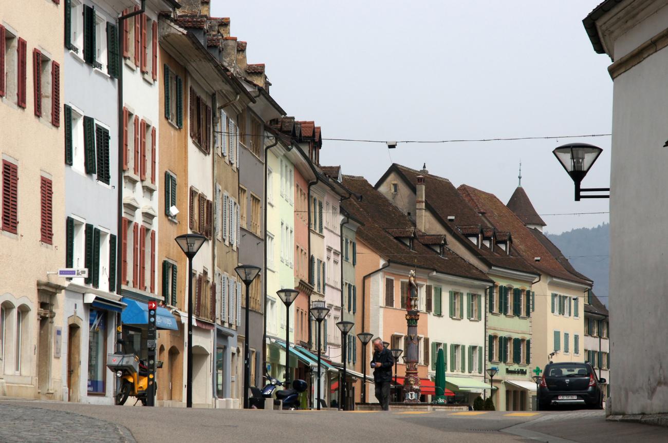 Delémont rue toit statue 