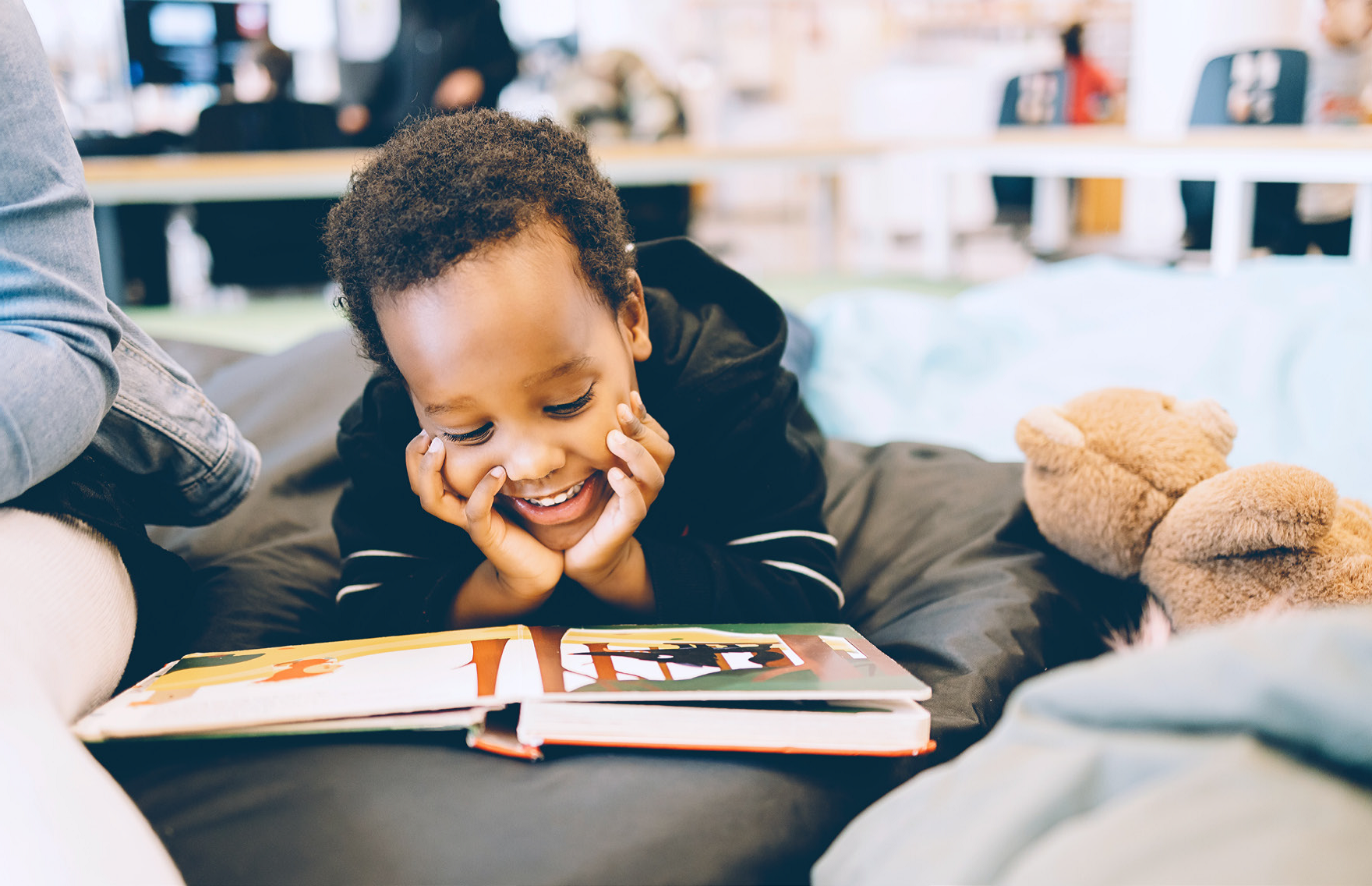 Enfant lit un livre