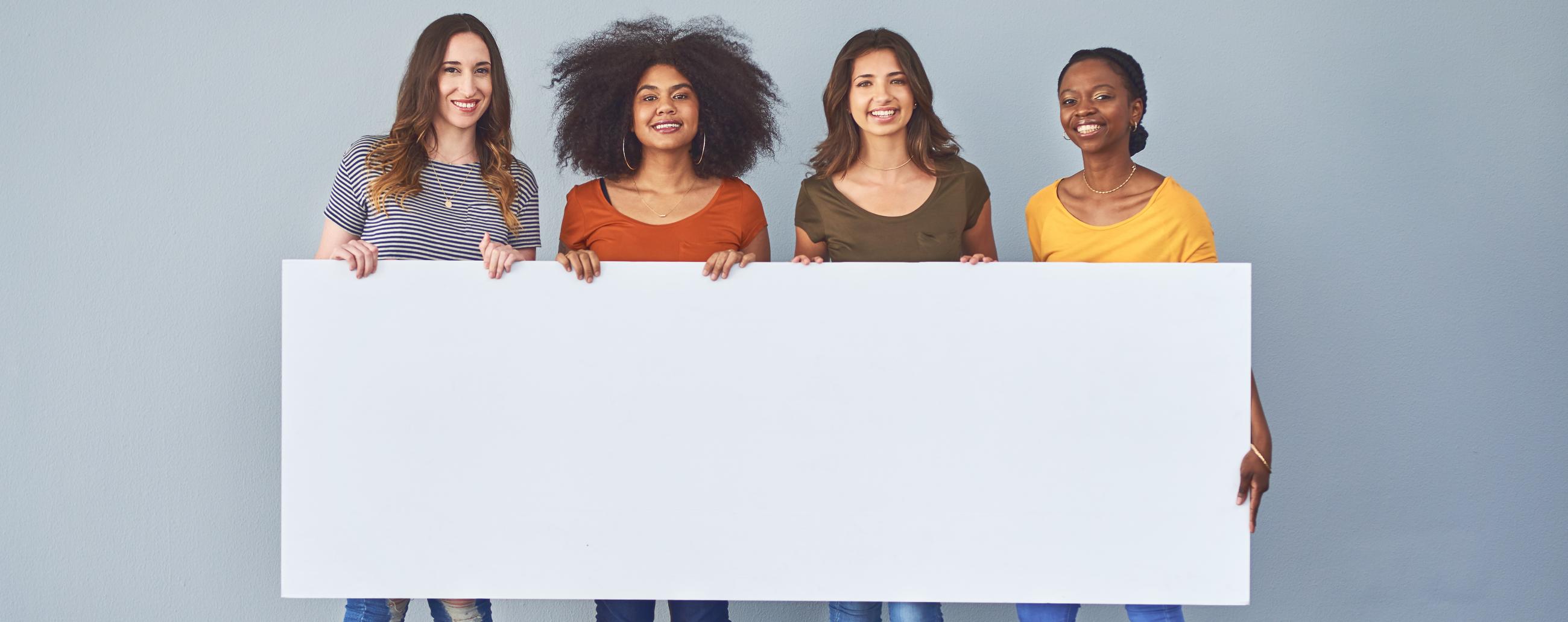 Quatre femmes tenant une pancarte